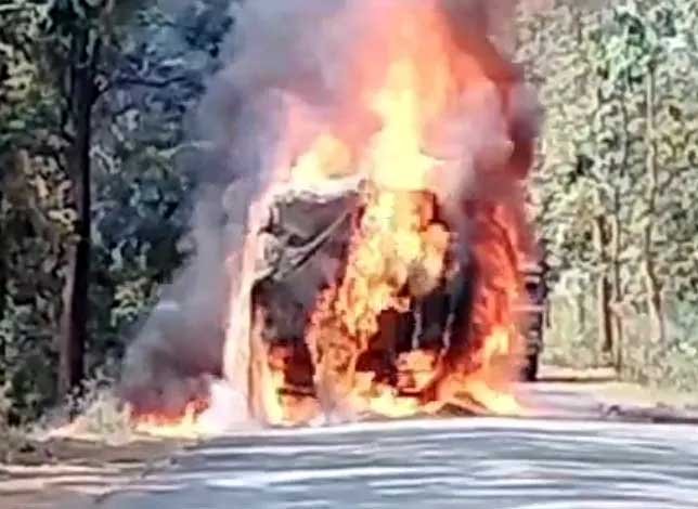 चलते ट्रक में लगी आग, बाल -बाल बचे ड्राइवर और हेल्पर