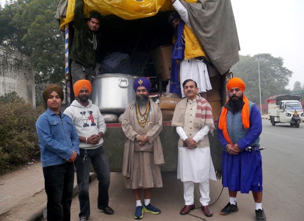 अयोध्या में लंगर सेवा के लिए पंजाब से निहंगों का जत्था राशन लेकर रवाना