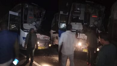 खड़ी ट्रक से टकराई बस, 20 से ज्यादा यात्री घायल