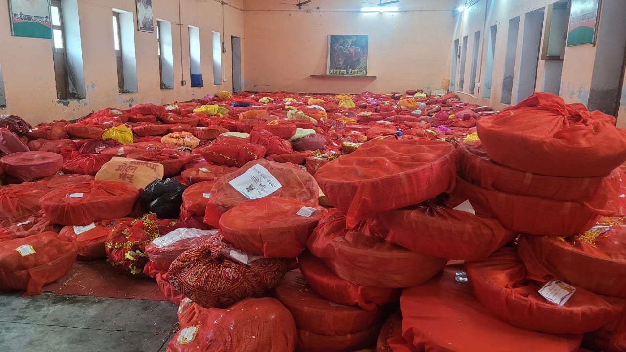 इन उपहारों में वधु पक्ष द्वारा वर पक्ष को नेग के तौर पर भेजे जाने वाली सामग्री फल, मिष्ठान, सोना-चांदी आदि शामिल