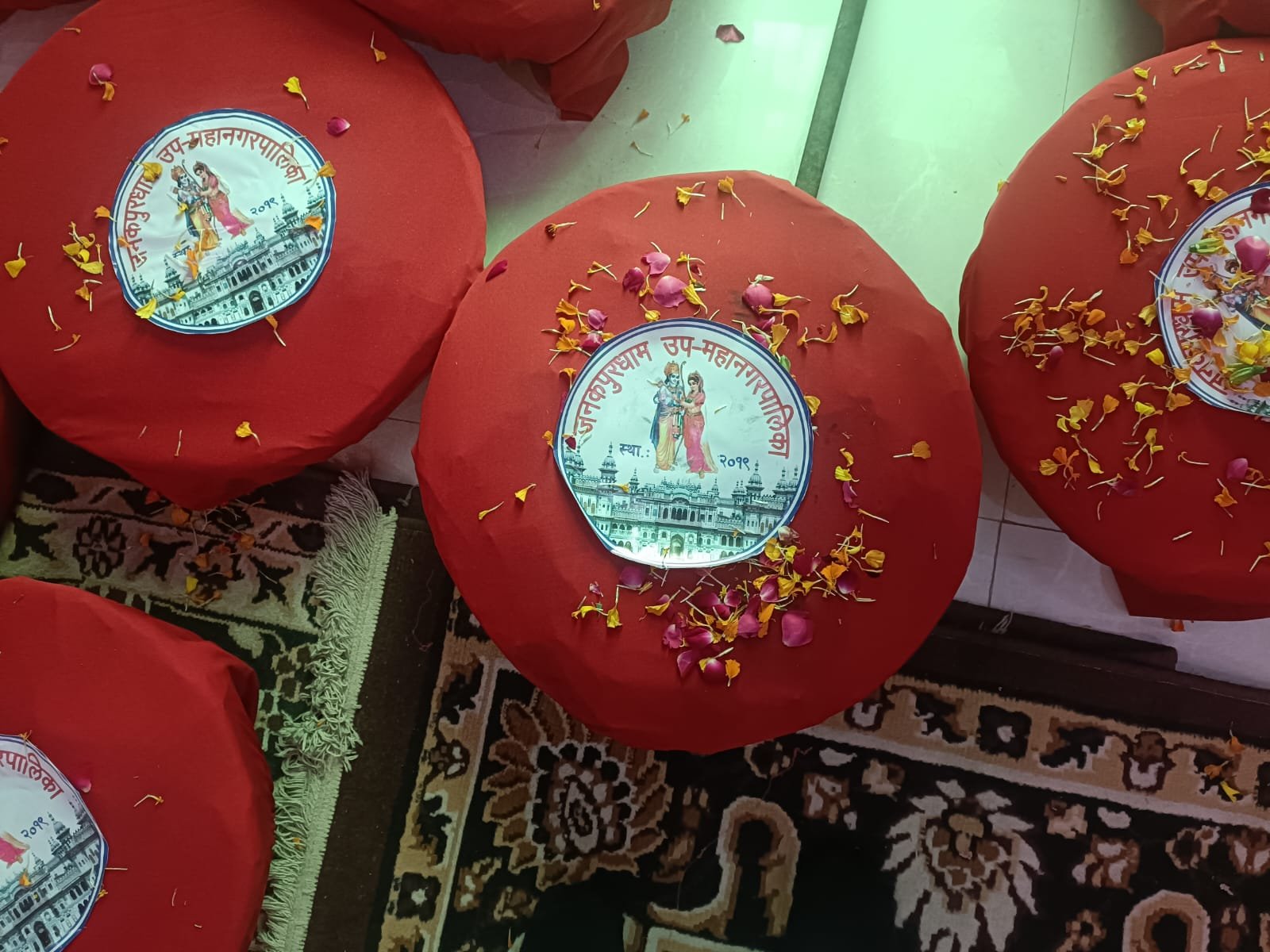 इन उपहारों में वधु पक्ष द्वारा वर पक्ष को नेग के तौर पर भेजे जाने वाली सामग्री फल, मिष्ठान, सोना-चांदी आदि शामिल