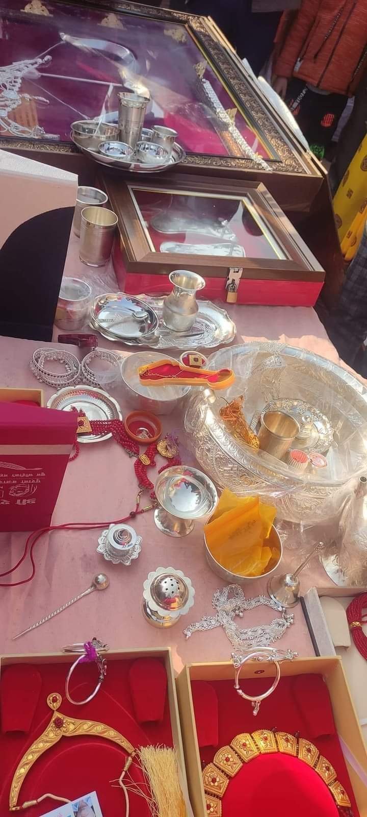 इन उपहारों में वधु पक्ष द्वारा वर पक्ष को नेग के तौर पर भेजे जाने वाली सामग्री फल, मिष्ठान, सोना-चांदी आदि शामिल