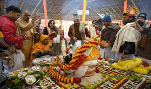 अयोध्या:मंदिर गर्भगृह में जगमोहन पर स्थापित मूर्ति का 81 कलशों से स्नान