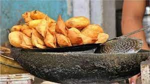 समोसा खाते ही 20 टीचर्स को हुआ फूड प्वाइजनिंग