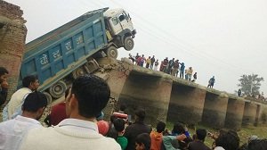 डंपर के गुजरने से नीचे गिरा जर्जर पुल