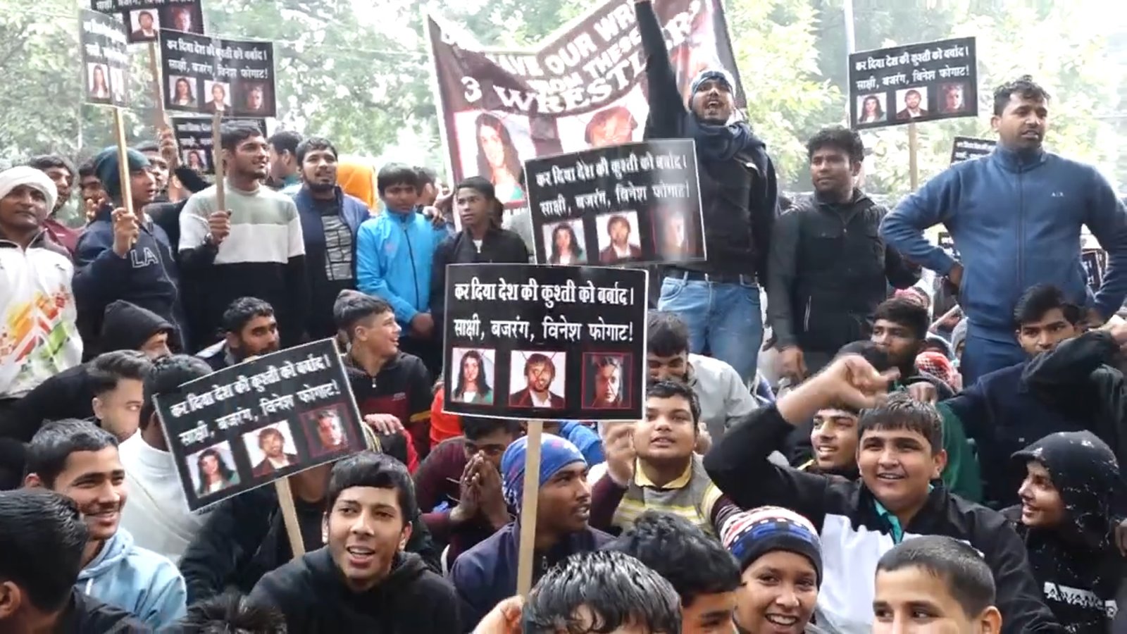 जंतर-मंतर पर युवा पहलवानों ने बजरंग, साक्षी और विनेश के खिलाफ किया प्रदर्शन