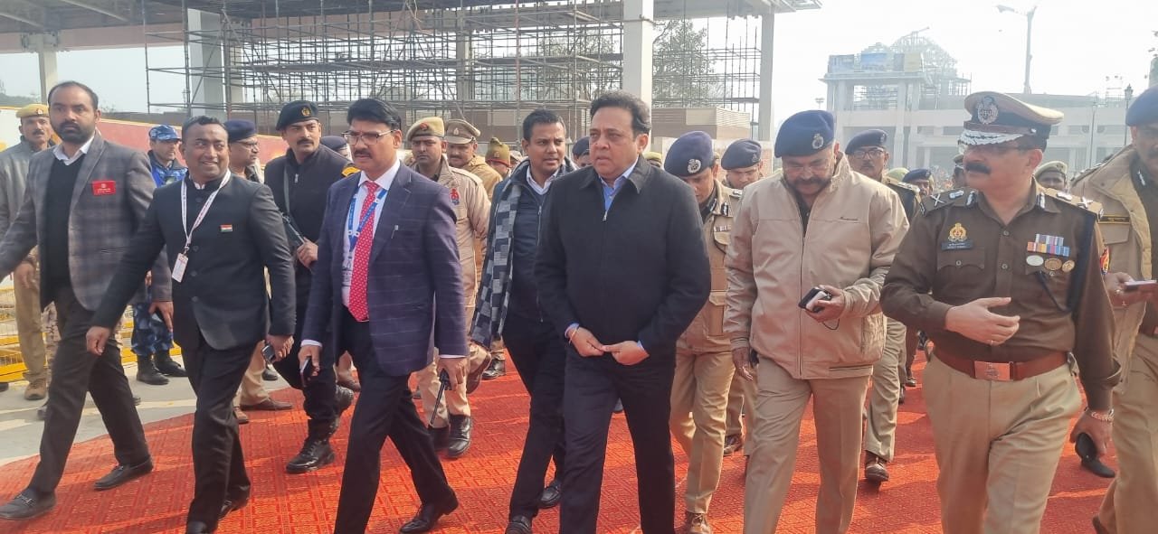 भक्तजन हुए मुदित, जयघोष के बीच कर रहे दर्शन