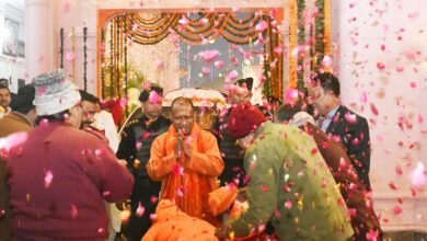 जय श्रीराम और धन्यवाद योगीजी के नारों के बीच पुष्प वर्षा कर हुआ जोरदार स्वागत, फूलों से ढक गई सीएम की सवारी