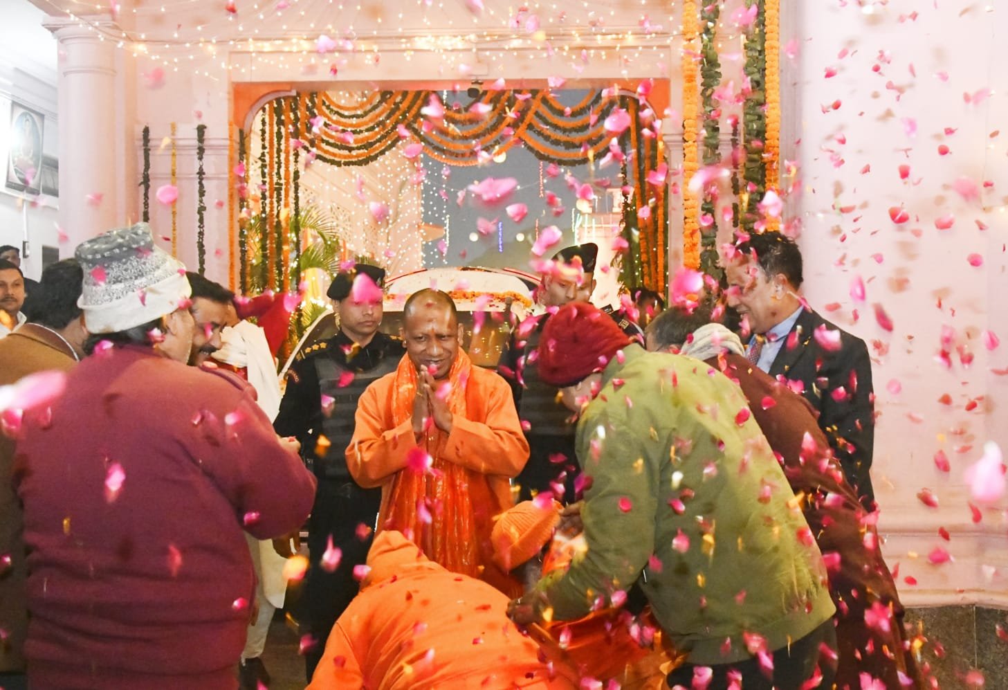 जय श्रीराम और धन्यवाद योगीजी के नारों के बीच पुष्प वर्षा कर हुआ जोरदार स्वागत, फूलों से ढक गई सीएम की सवारी