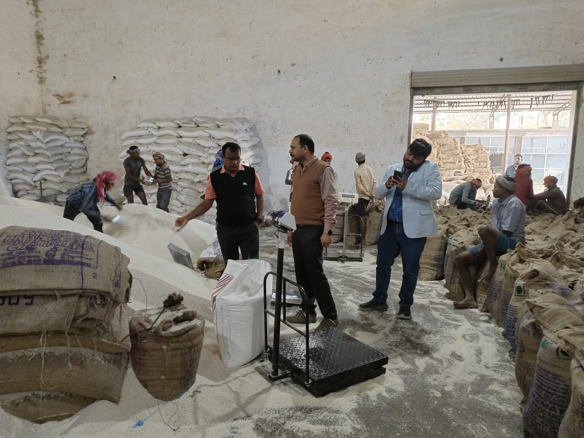 खाद्य विभाग के छापे में 57 लाख का धान जब्त