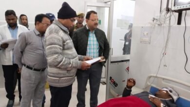 बलिया जिला अस्पताल में घायलों का हाल लेते बलिया जिलाधिकारी रविंद्र कुमार और अन्य
