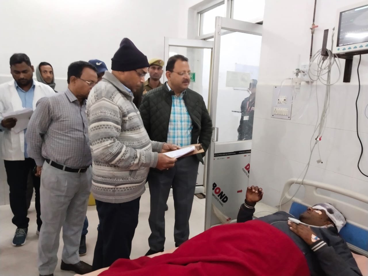 बलिया जिला अस्पताल में घायलों का हाल लेते बलिया जिलाधिकारी रविंद्र कुमार और अन्य