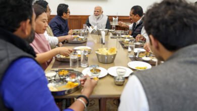 सांसदों के संग मोदी ने संसद की कैंटीन में किया भोजन