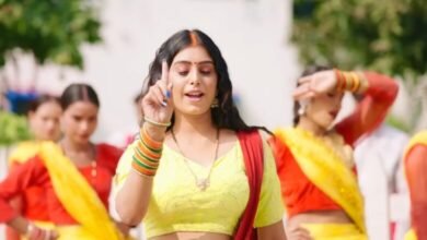 (वार्ता) गायिका नेहा राज और अभिनेत्री लवली काजल का भोजपुरी गाना 'ब्लेजर में बेजोड़ लागेला' रिलीज हो गया है।भोजपुरी लोकगीत 'ब्लेजर में बेजोड़ लागेला' वर्ल्डवाइड रिकॉर्ड्स भोजपुरी के ऑफिसियल यूट्यूब चैनल से रिलीज किया गया है। इस गाने में लवली काजल अपने पति पर प्यार जताते हुए बहुत प्यारी लग रही हैं। वह अपने हसबैंड को प्यार भरी नजाकत के साथ तारीफ करते हुए कह रही हैं कि...'भले सांवर बाड़ा नाही कम बाड़ा हो, खाके मम्मी के कसम हैंडसम बाड़ा हो, दिलवा में बोली के गोली दागेला, अरे गोली दागेला... राजा हो ब्लेजर में तू बेजोड़ लागेला, ब्लेजर में बेजोड़ तू लागेला...'वर्ल्डवाइड रिकॉर्ड्स प्रस्तुत भोजपुरी लोकगीत 'ब्लेजर में बेजोड़ लागेला' के निर्माता रत्नाकर कुमार हैं। इस गाने की सिंगर नेहा राज हैं, जबकि अभिनेत्री लवली काजल है। इस गाने के गीतकार अर्जुन शर्मा है और संगीतकार रवि रॉज देवा है। वीडियो डायरेक्टर दिनेश कोरियोग्राफर गोल्डी जायसवाल, डीओपी सोनू हैं। इस गाने का ऑल राइट वर्ल्डवाइड रिकॉर्ड्स भोजपुरी के पास है।