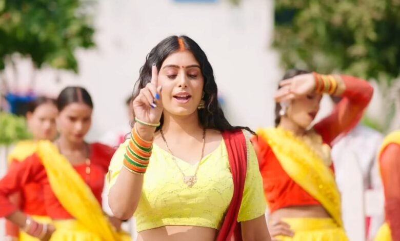 (वार्ता) गायिका नेहा राज और अभिनेत्री लवली काजल का भोजपुरी गाना 'ब्लेजर में बेजोड़ लागेला' रिलीज हो गया है।भोजपुरी लोकगीत 'ब्लेजर में बेजोड़ लागेला' वर्ल्डवाइड रिकॉर्ड्स भोजपुरी के ऑफिसियल यूट्यूब चैनल से रिलीज किया गया है। इस गाने में लवली काजल अपने पति पर प्यार जताते हुए बहुत प्यारी लग रही हैं। वह अपने हसबैंड को प्यार भरी नजाकत के साथ तारीफ करते हुए कह रही हैं कि...'भले सांवर बाड़ा नाही कम बाड़ा हो, खाके मम्मी के कसम हैंडसम बाड़ा हो, दिलवा में बोली के गोली दागेला, अरे गोली दागेला... राजा हो ब्लेजर में तू बेजोड़ लागेला, ब्लेजर में बेजोड़ तू लागेला...'वर्ल्डवाइड रिकॉर्ड्स प्रस्तुत भोजपुरी लोकगीत 'ब्लेजर में बेजोड़ लागेला' के निर्माता रत्नाकर कुमार हैं। इस गाने की सिंगर नेहा राज हैं, जबकि अभिनेत्री लवली काजल है। इस गाने के गीतकार अर्जुन शर्मा है और संगीतकार रवि रॉज देवा है। वीडियो डायरेक्टर दिनेश कोरियोग्राफर गोल्डी जायसवाल, डीओपी सोनू हैं। इस गाने का ऑल राइट वर्ल्डवाइड रिकॉर्ड्स भोजपुरी के पास है।