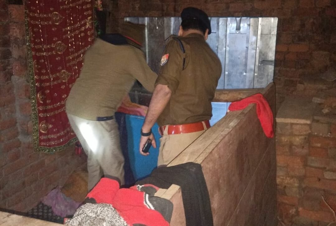 अपहृत बालक का शव पड़ोसी के बक्से से बरामद