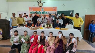 भाजपा जिलाध्यक्ष हंसराज विश्वकर्मा ने छात्र-छात्राओं को बाटे निशुल्क स्मार्टफोन