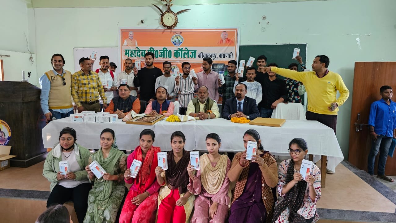 भाजपा जिलाध्यक्ष हंसराज विश्वकर्मा ने छात्र-छात्राओं को बाटे निशुल्क स्मार्टफोन