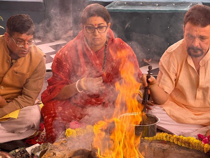 स्मृति ईरानी ने सिर पर कलश रख कर नये घर में किया प्रवेश