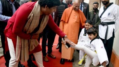 विभिन्न प्रतियोगी कार्यक्रमों के विजेता विद्यार्थियों को सम्मानित किया सीएम योगी ने