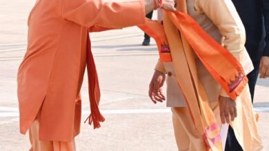 श्रीराम मंदिर अंकित पट्टिका पहना कर योगी ने किया मोदी का स्वागत