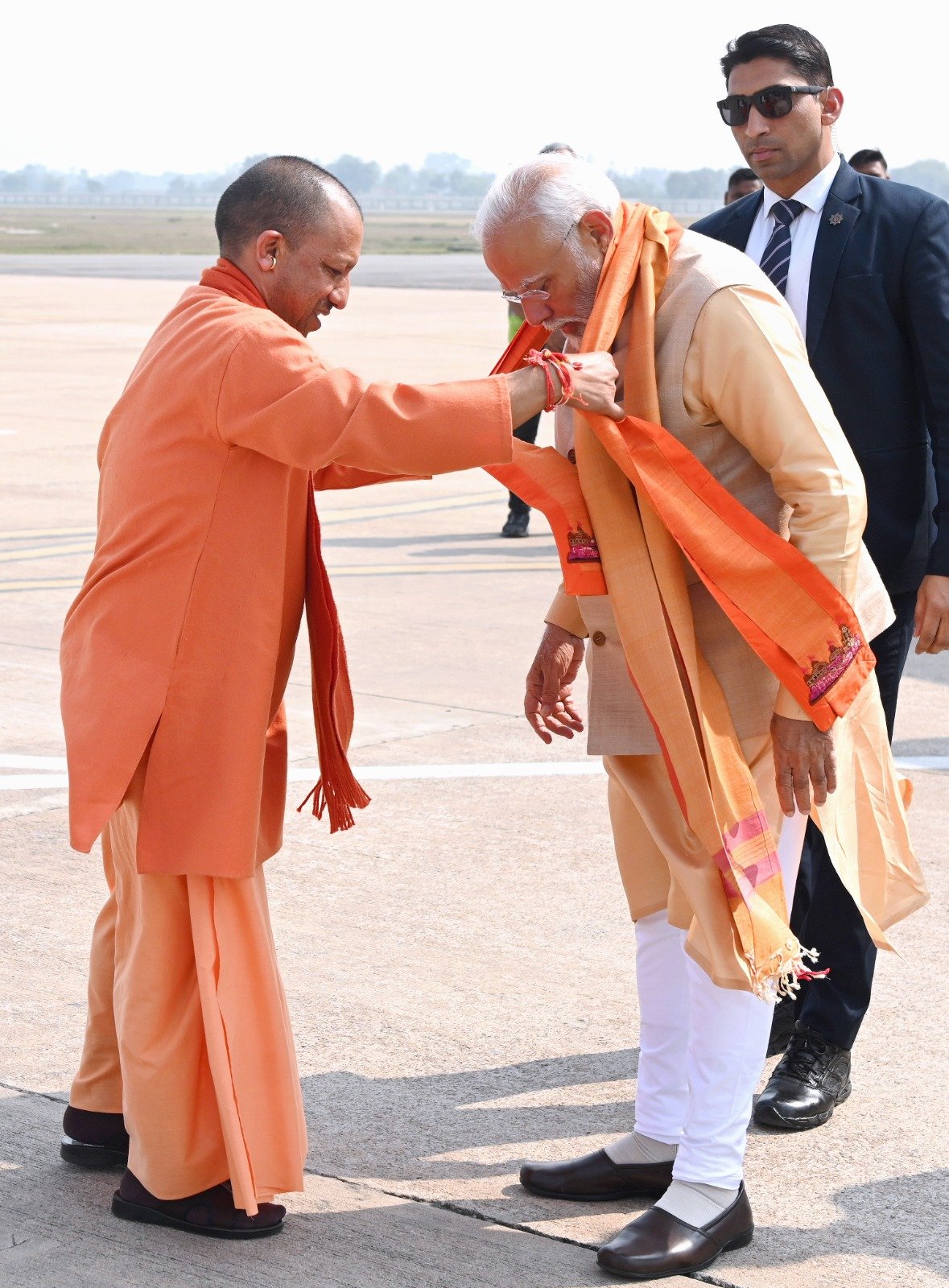 श्रीराम मंदिर अंकित पट्टिका पहना कर योगी ने किया मोदी का स्वागत