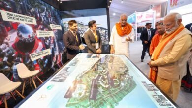 दिग्गज डायरेक्टर और प्रोड्यूसर बोनी कपूर ने खुद स्टाल पर पीएम और सीएम को बताई फिल्म सिटी की खूबियां