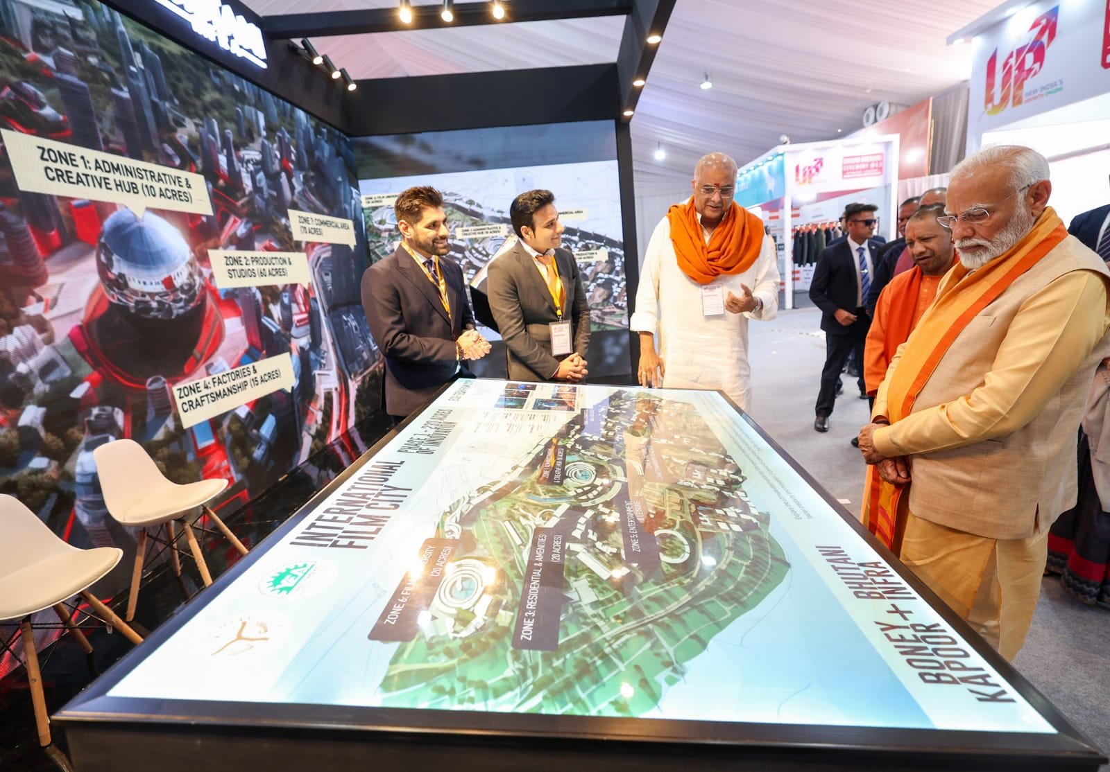 दिग्गज डायरेक्टर और प्रोड्यूसर बोनी कपूर ने खुद स्टाल पर पीएम और सीएम को बताई फिल्म सिटी की खूबियां