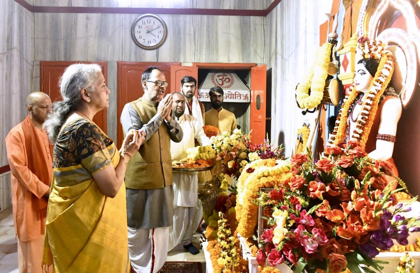 गोरखनाथ मंदिर पहुंचीं केंद्रीय वित्त मंत्री, किया दर्शन-पूजन