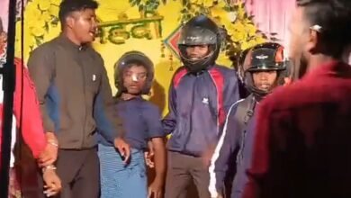 बेटी की शादी में पिता ने मेहमानों को भेंट किए हेलमेट