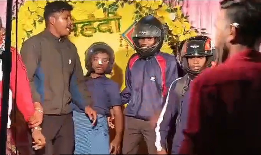 बेटी की शादी में पिता ने मेहमानों को भेंट किए हेलमेट