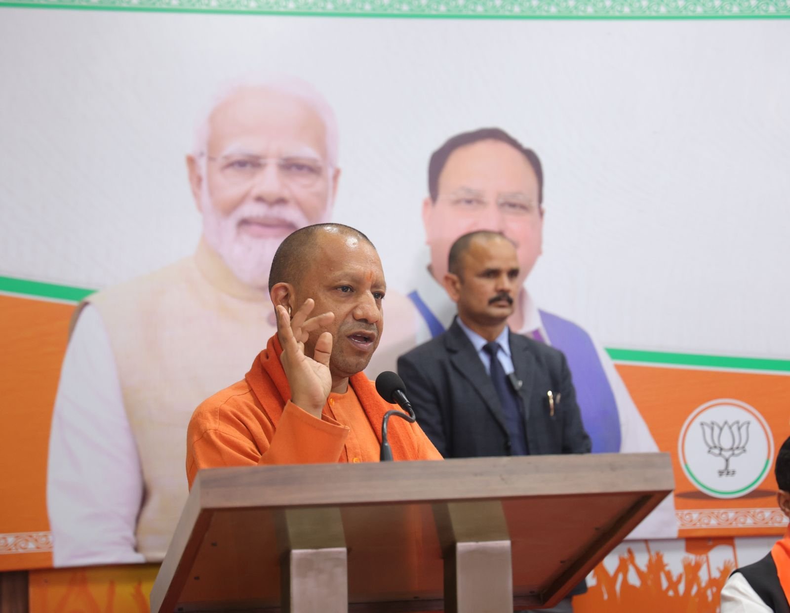 अति आत्मविश्वास से बचना होगा, जनता के साथ संवाद और बूथों को मजबूत बनाना होगा : योगी