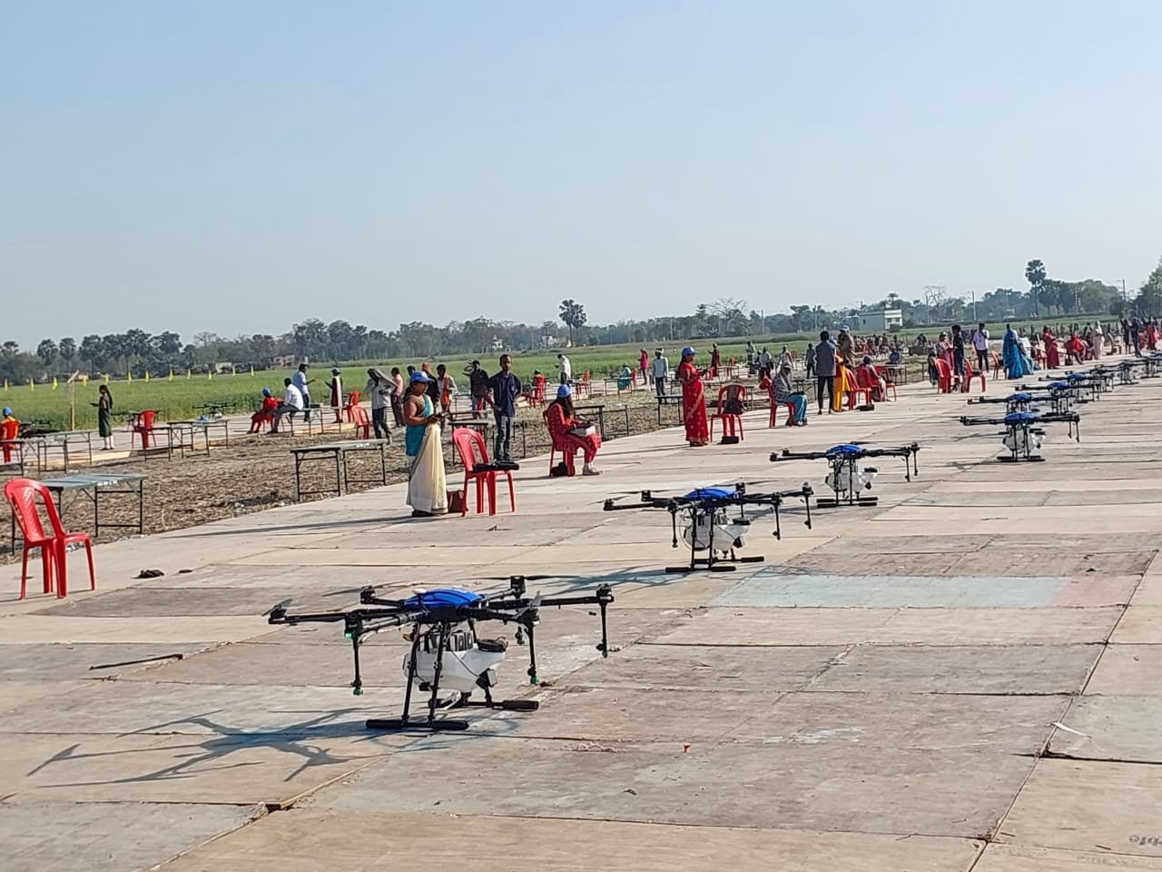 वाराणसी की 5 ड्रोन पायलट ने बिहार व 4 ने प्रयागराज से किया ड्रोन का प्रदर्शन.नमो ड्रोन दीदी योजना के तहत महिलाओं को ड्रोन उड़ाने का प्रशिक्षण देकर रोजगार से जोड़ा गया.