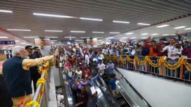 मोदी ने हुगली के नीचे सुरंग में की मेट्रो की सवारी, 105 साल पुराना सपना हुआ साकार