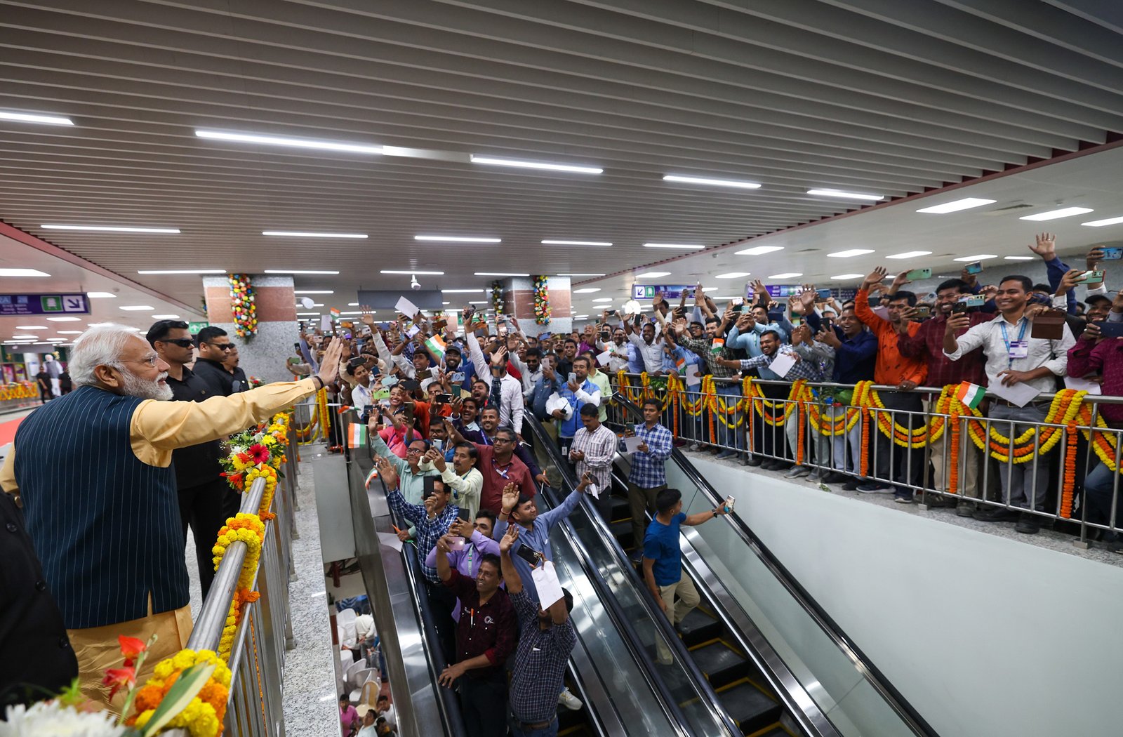 मोदी ने हुगली के नीचे सुरंग में की मेट्रो की सवारी, 105 साल पुराना सपना हुआ साकार