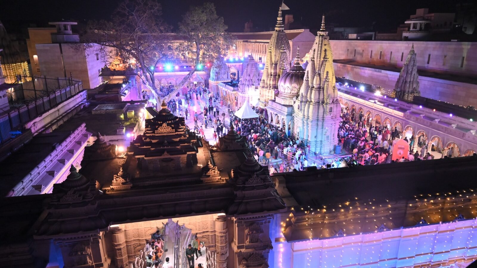 वाराणसी में आने वाले पर्यटक अब मंदिर मार्ग पर चलते हुए आकाशवाणी के माध्यम से काशी की धर्म, संस्कृति और इतिहास से जुड़ी जानकारियाँ सुन सकेंगे। योगी सरकार ने काल भैरव चौराहा से मैदागिन, काशी विश्वनाथ कॉरिडोर होते हुए गोदौलिया और दशाश्वमेध घाट तक विशेष ऑडियो सिस्टम स्थापित किया है। सुबह 6 से रात 9 बजे तक ‘ॐ’ और ‘ॐ नमः शिवाय’ की ध्वनि, मंत्रोच्चार और काशी की कथाएं निरंतर प्रसारित होंगी। इस पहल का उद्देश्य श्रद्धालुओं को आध्यात्मिक वातावरण प्रदान करना और काशी की प्राचीन परंपराओं को आधुनिक तकनीक से जीवंत बनाए रखना है।