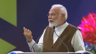 ओहो बाबा ‘पैर मत छुओ’ कहकर दो कदम पीछे हटे प्रधानमंत्री मोदी, फिर पीएम ने झुककर किया अभिवादन