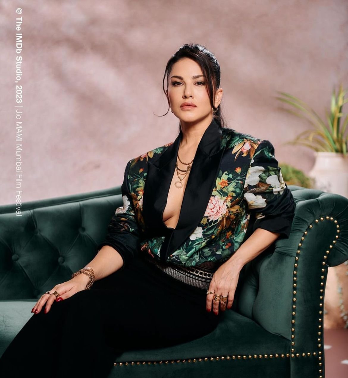 शैंपेन व्हाइट गाउन से लेकर रफल्ड मिनी ड्रेस तक: 5 बार एक्ट्रेस सनी लियोनी ने स्प्लिट्सविला X5 के लिए स्टाइलिश स्टेटमेंट सेट किया!