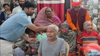 खेसारीलाल यादव के जन्मदिन पर उनके माता-पिता ने वृद्धाश्रम में किया दान पुण्य