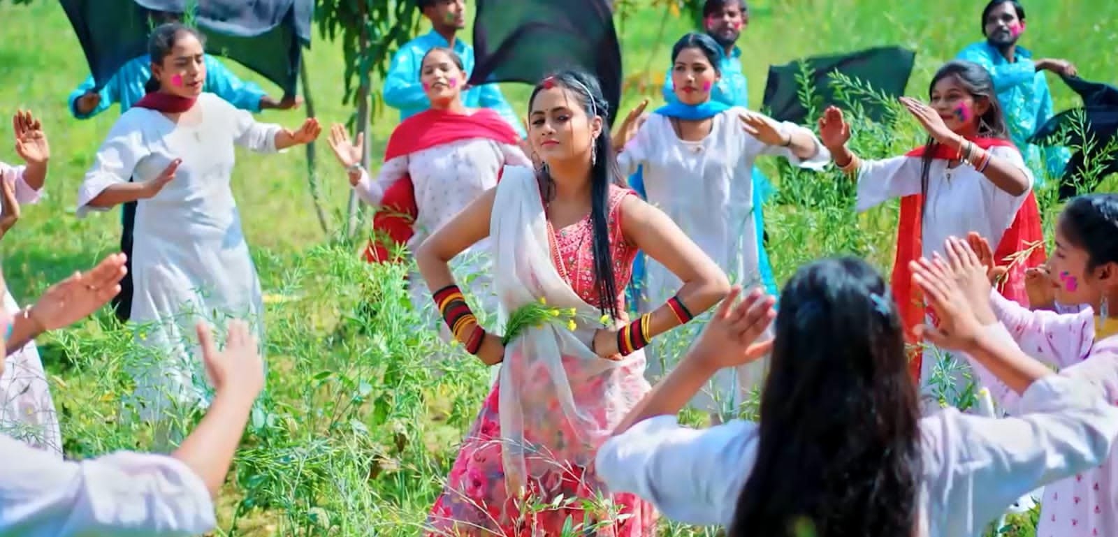 करिश्मा कक्कर और निकिता भारद्वाज का होली गीत 'होली में घरे चलि आवा' रिलीज