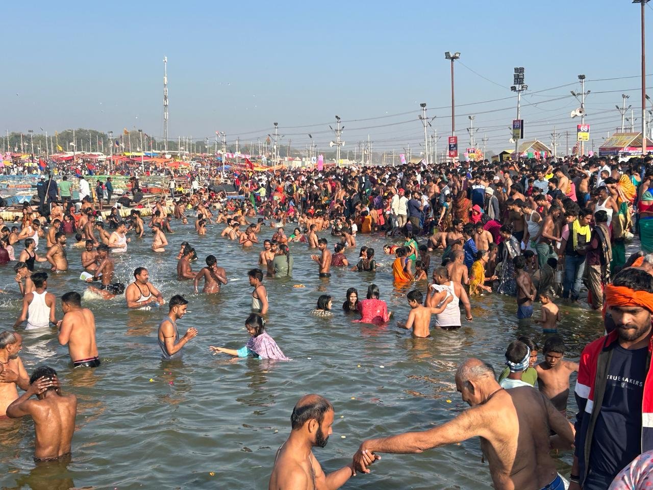 महाशिवरात्रि पर संगम की पावन धारा में 10 लाख से अधिक श्रद्धालुओं ने लगाई आस्था की डुबकी