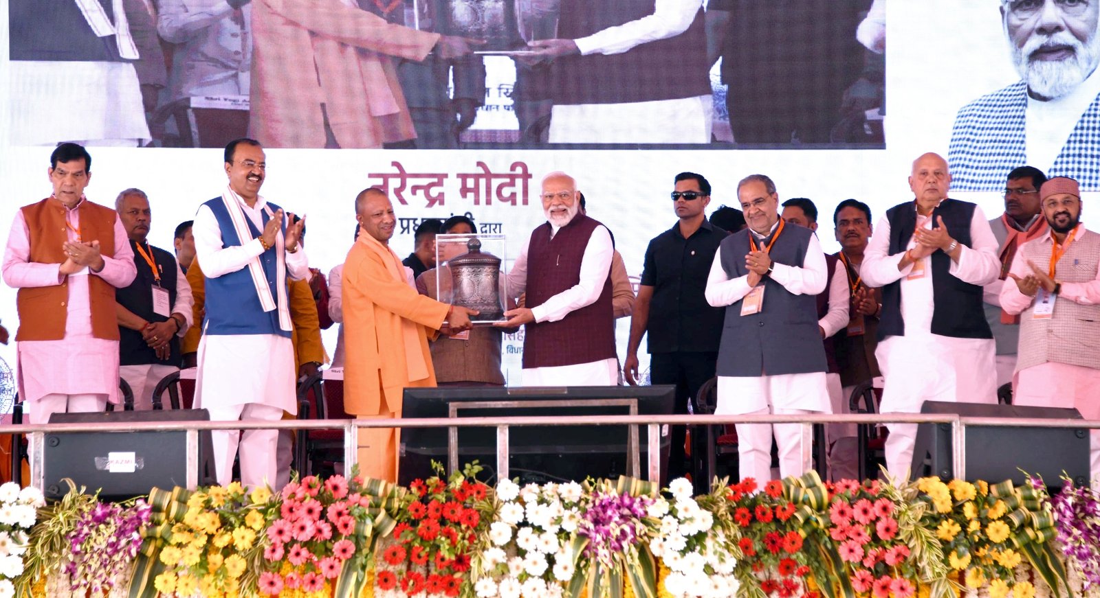 आजमगढ़ में मनी की बौछार कर रहे पीएमः सीएम योगी