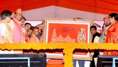 फर्रुखाबाद में 288 करोड़ की 102 विकास परियोजनाओं का सीएम ने किया लोकार्पण एवं शिलान्यास.सीएम योगी ने फर्रुखाबाद में एग्री स्टेक योजना के पायलट प्रोजेक्ट के तहत वितरित किए लोन के प्रमाणपत्र.सीएम ने ब्रह्मदत्त द्विवेदी को किया याद, कहा- सपा के चीरहरण के दृश्य को द्विवेदी ने किया था बेनकाब .