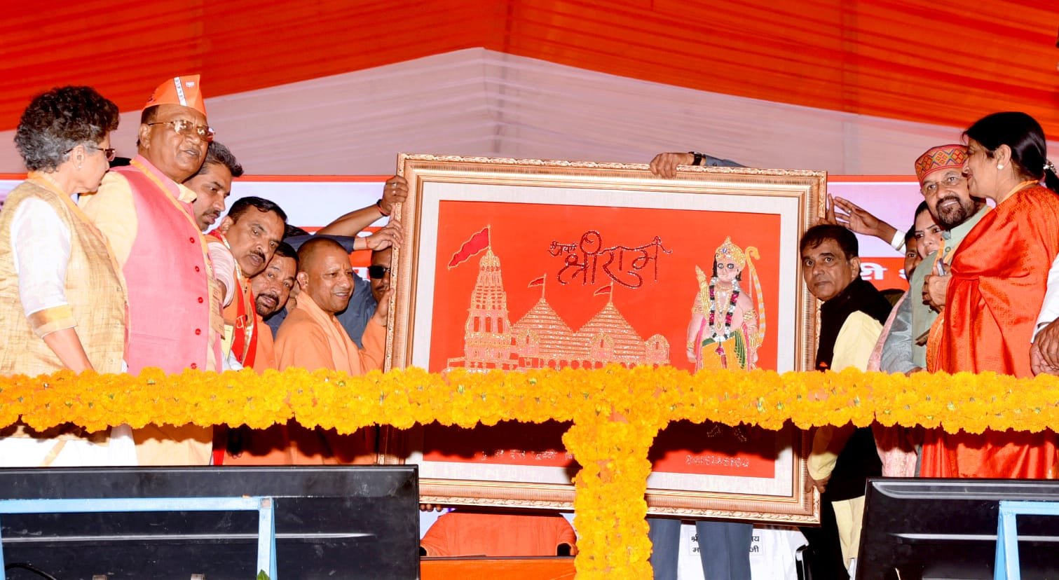 फर्रुखाबाद में 288 करोड़ की 102 विकास परियोजनाओं का सीएम ने किया लोकार्पण एवं शिलान्यास.सीएम योगी ने फर्रुखाबाद में एग्री स्टेक योजना के पायलट प्रोजेक्ट के तहत वितरित किए लोन के प्रमाणपत्र.सीएम ने ब्रह्मदत्त द्विवेदी को किया याद, कहा- सपा के चीरहरण के दृश्य को द्विवेदी ने किया था बेनकाब .