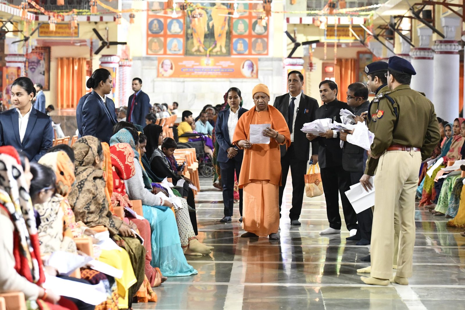 जनता दर्शन में 500 लोगों की समस्याएं सुनीं सीएम योगी ने, निस्तारण के लिए दिए निर्देश