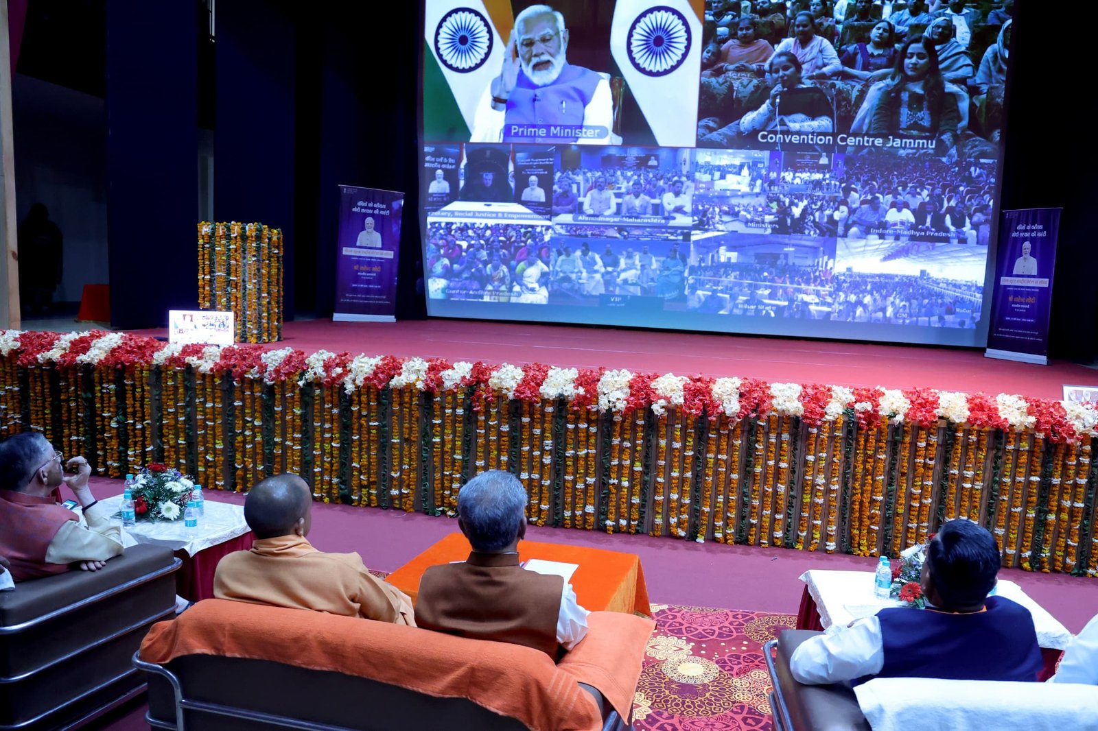 सीएम ने लाभार्थियों से भी किया संवाद, वितरित किया चेक