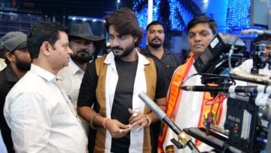 लखनऊ में शूरवीर की शूटिंग भीड़भाड़ में करते नज़र आए प्रदीप पाण्डेय चिंटू