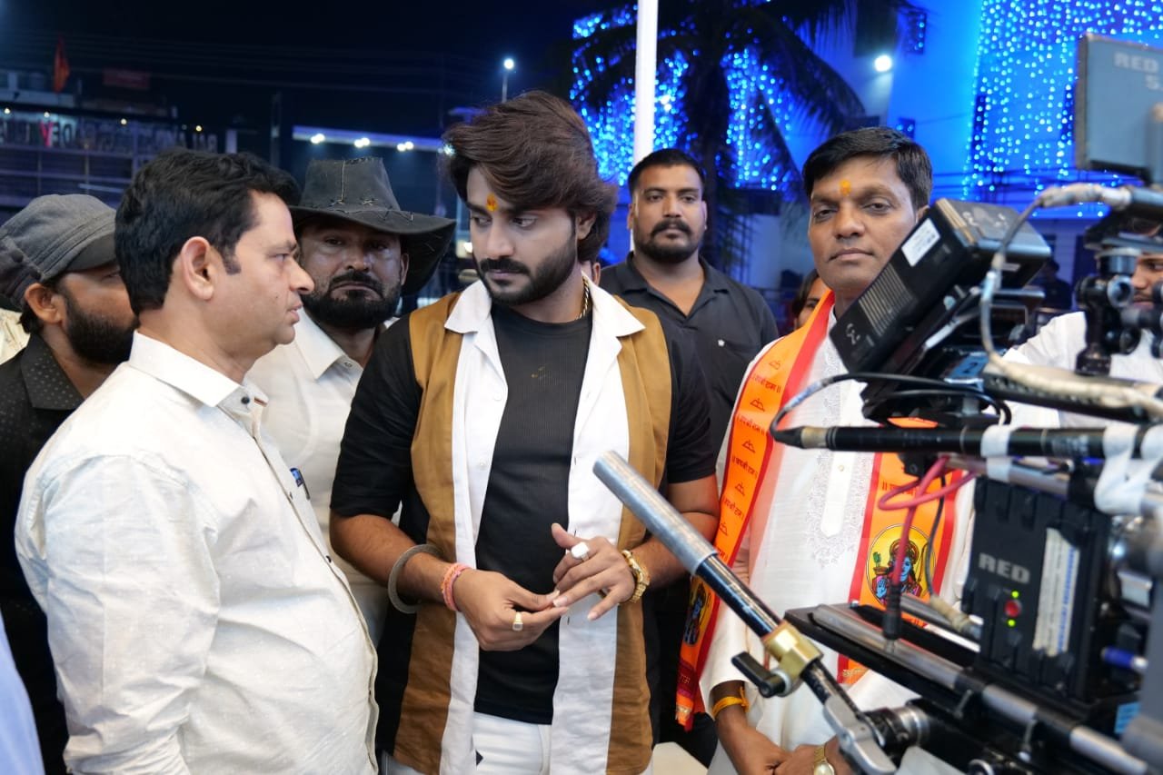 लखनऊ में शूरवीर की शूटिंग भीड़भाड़ में करते नज़र आए प्रदीप पाण्डेय चिंटू