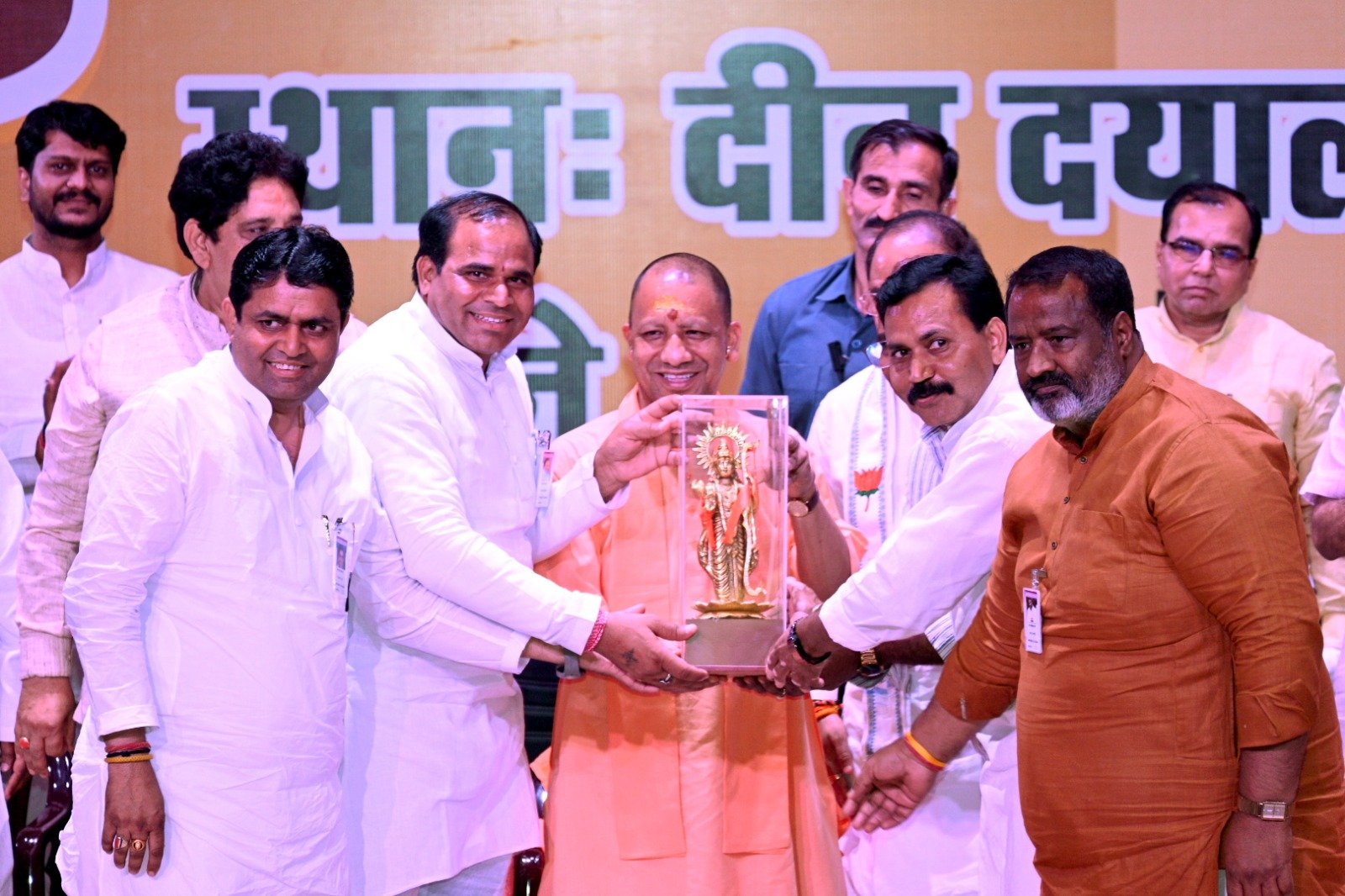 सीएम योगी बोले- गाजियाबाद के हर हाथ में लड्डू है, अयोध्या जाइए, एक-एक वोट की ताकत पता चल जाएगी