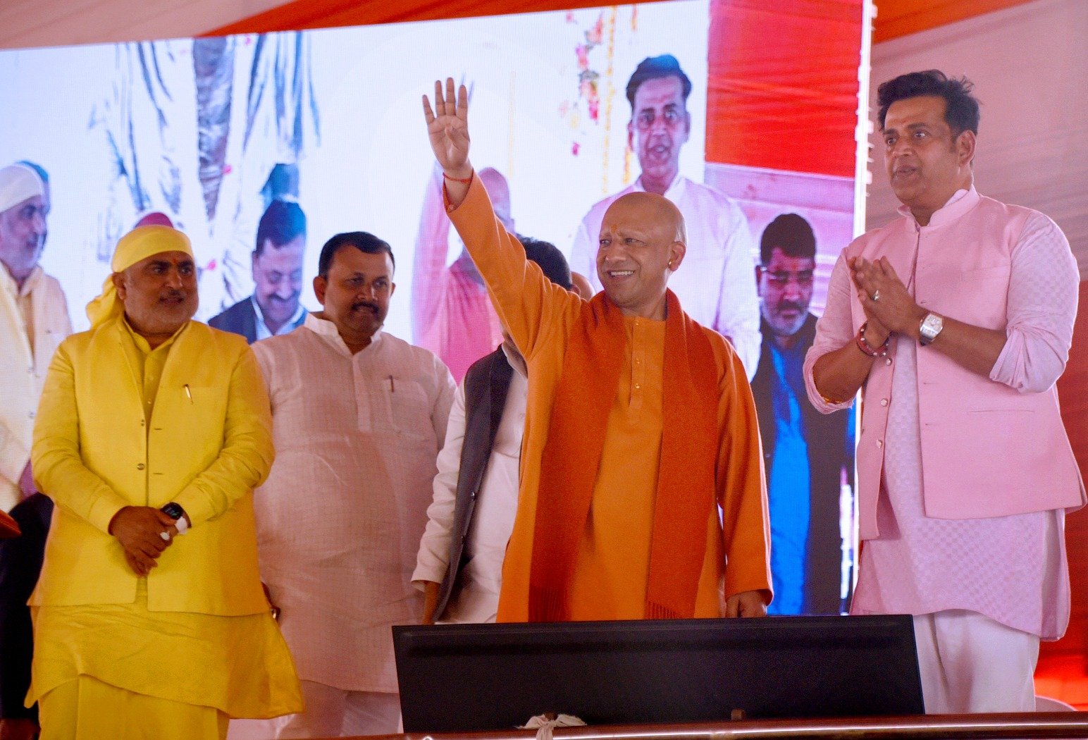 1006 करोड़ रुपये की विकास परियोजनाओं का लोकार्पण व शिलान्यास किया सीएम योगी ने